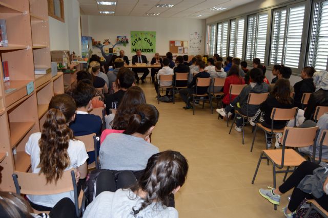 El delegado del Gobierno imparte una charla en el ciclo Cita con mi autor del IES La Florida - 2, Foto 2