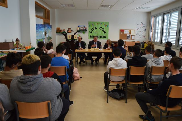 El delegado del Gobierno imparte una charla en el ciclo Cita con mi autor del IES La Florida - 5, Foto 5