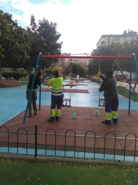 El Ayuntamiento pone en marcha un plan especial de limpieza y desinfección de parques infantiles - 1, Foto 1