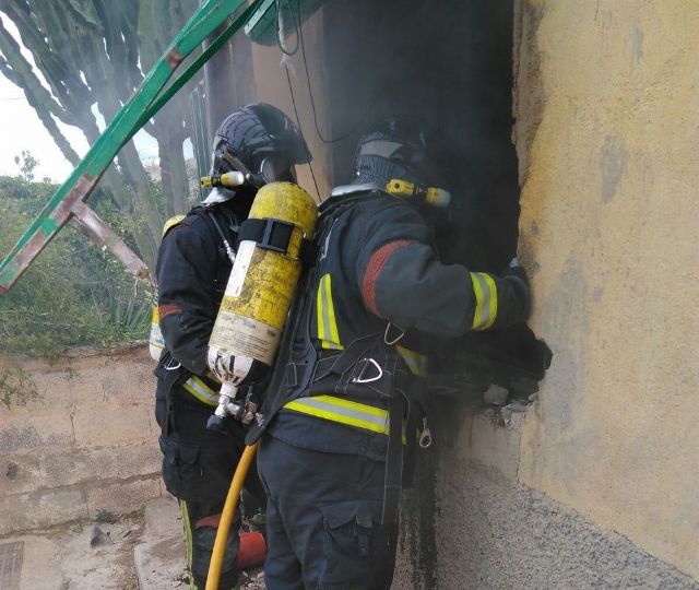 Bomberos de Cartagena sofocan el incendio de un garaje en Galifa - 1, Foto 1