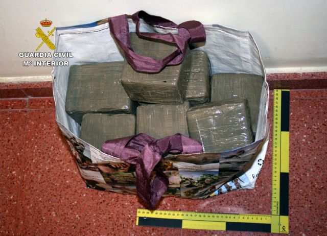 La Guardia Civil sorprende a una persona en la A-7 con 15 kilos de hachís - 2, Foto 2