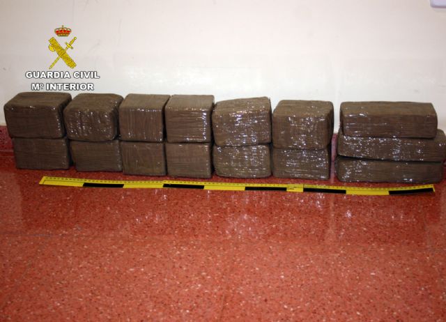 La Guardia Civil sorprende a una persona en la A-7 con 15 kilos de hachís - 3, Foto 3