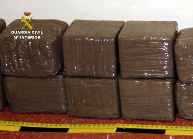 La Guardia Civil sorprende a una persona en la A-7 con 15 kilos de hachís - 4, Foto 4