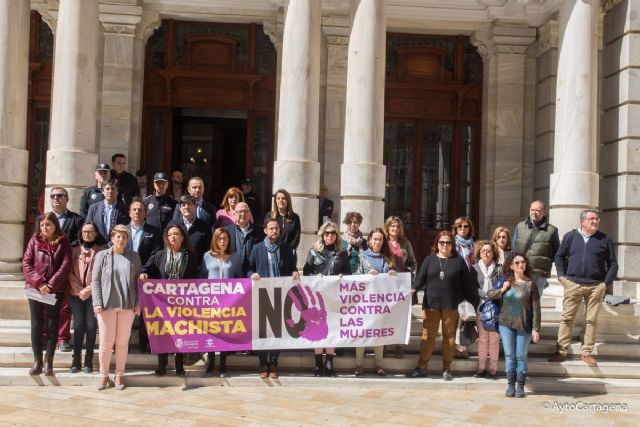 Minuto de silencio en Cartagena por la mujer asesinada en Murcia - 1, Foto 1