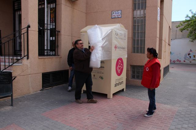 Proyecto Abraham cede uno de sus contenedores de ropa a Cruz Roja, Foto 2
