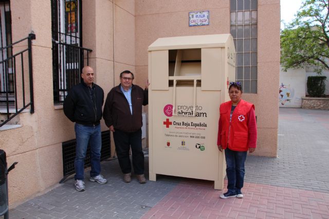 Proyecto Abraham cede uno de sus contenedores de ropa a Cruz Roja, Foto 4
