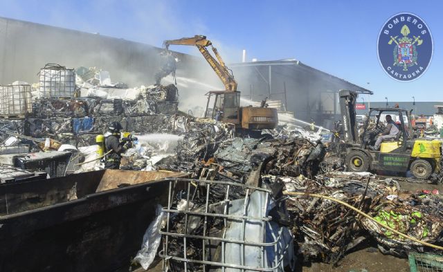 Sofocado un incendio en una chatarrería del Polígono Industrial Cabezo Beaza - 1, Foto 1