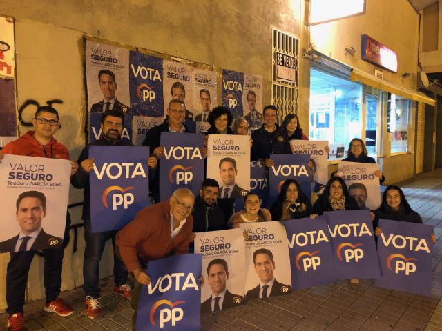 Comienza la campaña electoral con la pegada de carteles en Puerto Lumbreras - 1, Foto 1