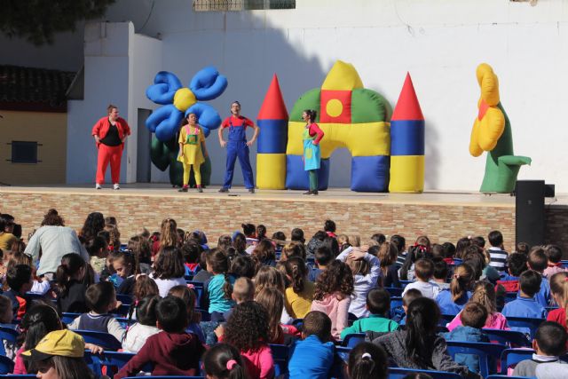 Más de 700 alumnos de infantil celebran el final del trimestre con el espectáculo El patio de mi casa - 1, Foto 1