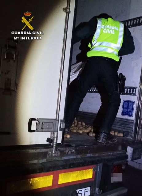 La Guardia Civil rescata a un camionero atrapado durante horas entre la carga del remolque - 1, Foto 1