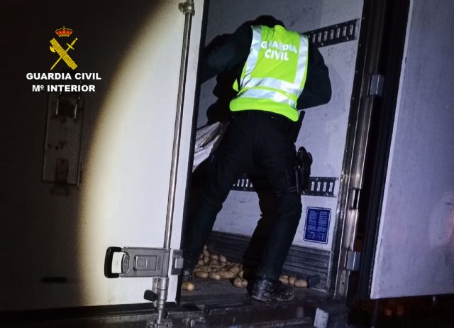 La Guardia Civil rescata a un camionero atrapado durante horas entre la carga del remolque - 2, Foto 2