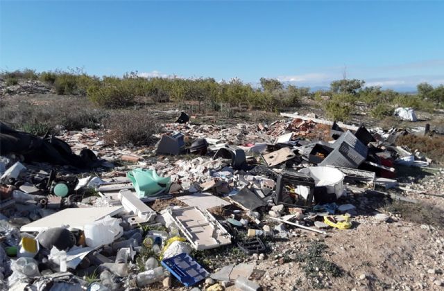 El Ayuntamiento torreño recuerda la importancia de no abandonar enseres en la vía pública, especialmente durante la pandemia - 1, Foto 1