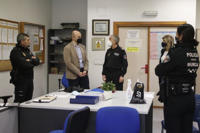 Enrique Lorca visita las instalaciones de Policía Local para agradecer su labor durante las Fiestas de Primavera - 1, Foto 1