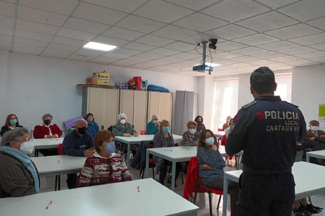 La Escuela de Seguridad Pública imparte una charla sobre seguridad para mayores en la Cruz Roja - 1, Foto 1