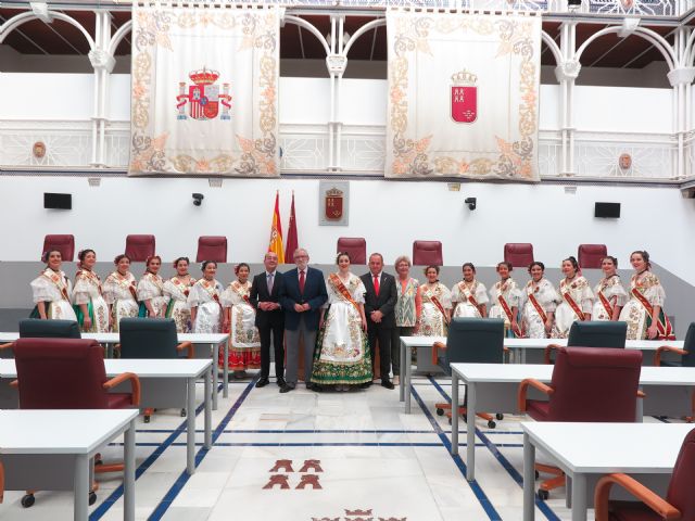 La Reina de la Huerta y su corte de honor visitan la Asamblea Regional - 3, Foto 3