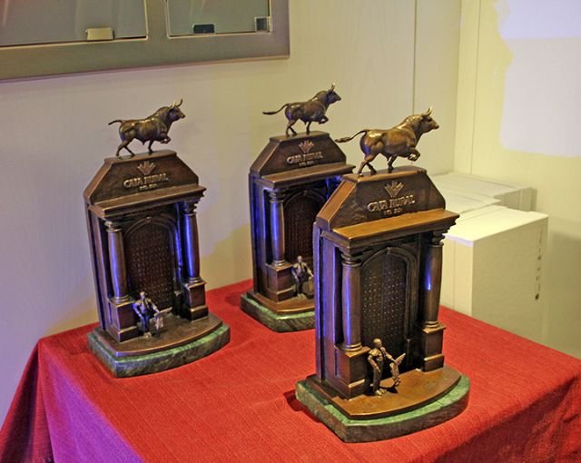 Sociedad. Sevilla . El diestro de La Puebla del Río, Victorino Martín y Santiago Muñoz Machado, premiado en la Fundación Caja Rural del Sur 2024 en Sevilla - 2, Foto 2