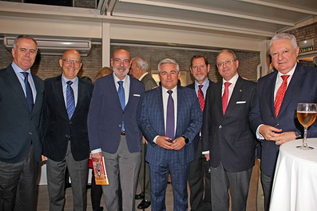 Sociedad. Sevilla . El diestro de La Puebla del Río, Victorino Martín y Santiago Muñoz Machado, premiado en la Fundación Caja Rural del Sur 2024 en Sevilla - 3, Foto 3