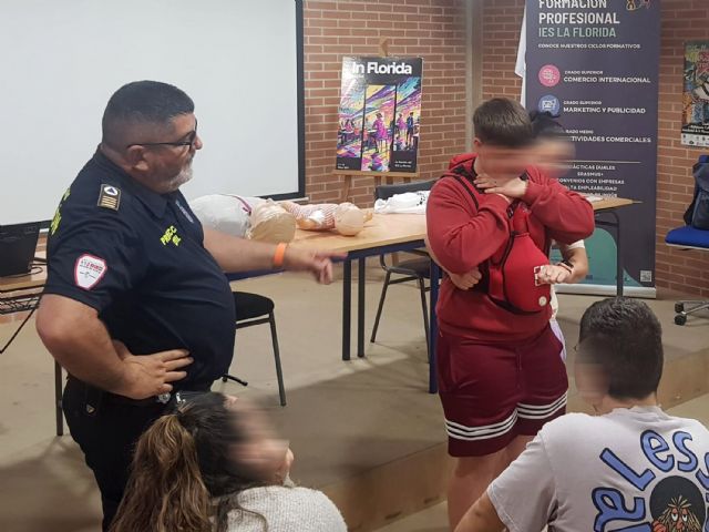 Protección Civil imparte una clase de primeros auxilios en el IES La Florida - 1, Foto 1