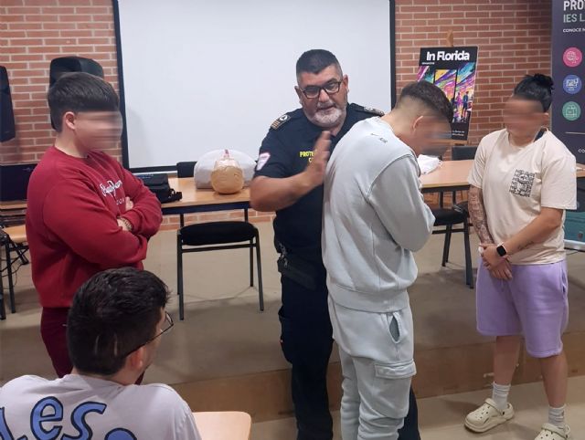 Protección Civil imparte una clase de primeros auxilios en el IES La Florida - 3, Foto 3