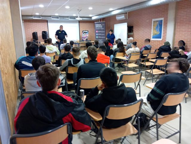 Protección Civil imparte una clase de primeros auxilios en el IES La Florida - 4, Foto 4