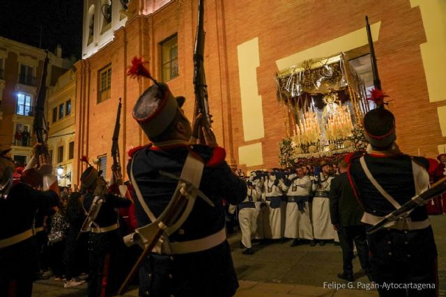 La lluvia obliga a los Californios a recoger antes de tiempo su primera procesión - 1, Foto 1