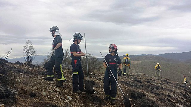 Efectivos del Infomur apagan un conato de incendio forestal en la Sierra de la Almenara - 2, Foto 2