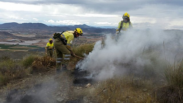 Efectivos del Infomur apagan un conato de incendio forestal en la Sierra de la Almenara - 3, Foto 3