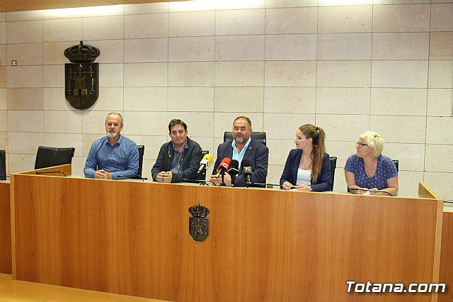 Autoridades municipales ofrecieron una recepción al poeta y catedrático de Literatura Española de la Universidad de Granada, Luis García Montero, Foto 1