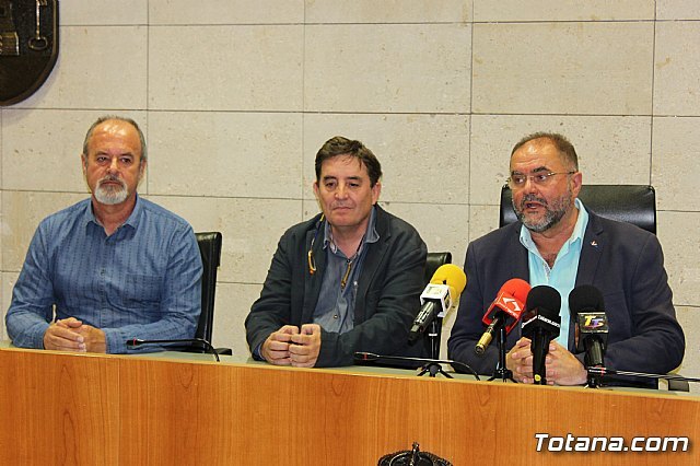 Autoridades municipales ofrecieron una recepción al poeta y catedrático de Literatura Española de la Universidad de Granada, Luis García Montero, Foto 2