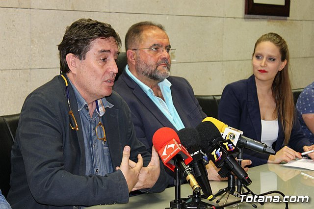 Autoridades municipales ofrecieron una recepción al poeta y catedrático de Literatura Española de la Universidad de Granada, Luis García Montero, Foto 5