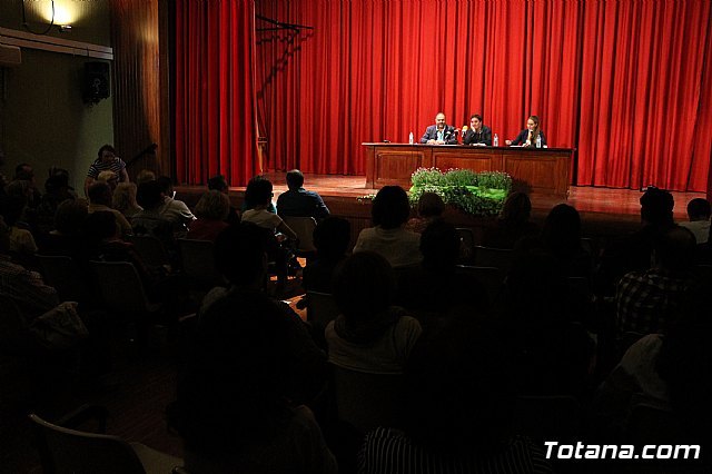 El poeta Luis García Montero impartió la charla “Invitación a la poesía” en el teatro del Centro Sociocultural “La Cárcel”, Foto 3