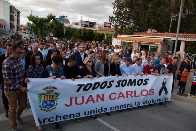 Más de 1.500 personas se solidarizan en una marcha pacífica con el archenero fallecido por apuñalamiento en Molina - 1, Foto 1