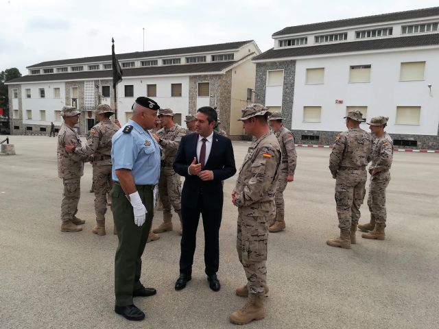 El alcalde de Alcantarilla, Joaquín Buendía, asiste en el Regimiento de Infantería Zaragoza 5 de Paracaidistas, a la despedida del contingente militar español que marcha a Mali - 2, Foto 2