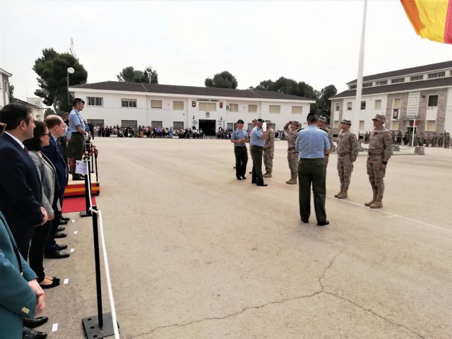 El alcalde de Alcantarilla, Joaquín Buendía, asiste en el Regimiento de Infantería Zaragoza 5 de Paracaidistas, a la despedida del contingente militar español que marcha a Mali - 4, Foto 4