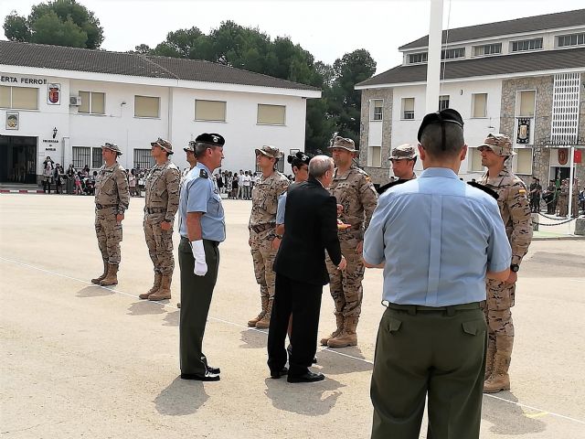 El alcalde de Alcantarilla, Joaquín Buendía, asiste en el Regimiento de Infantería Zaragoza 5 de Paracaidistas, a la despedida del contingente militar español que marcha a Mali - 5, Foto 5