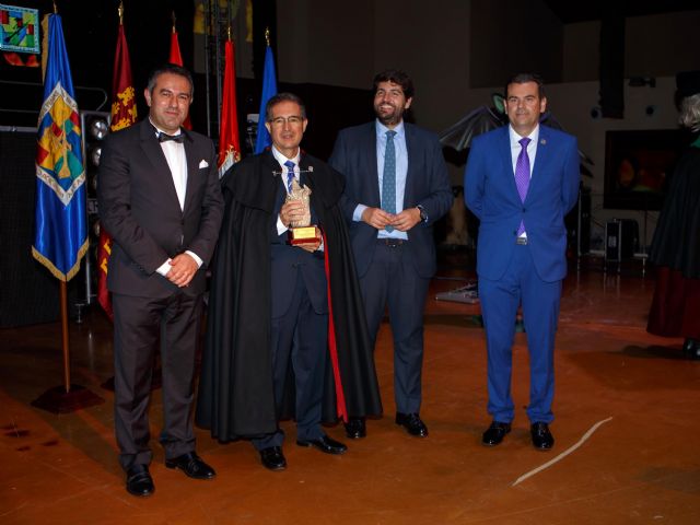 Desde anoche las Fiestas de Alcantarilla ya cuentan con Brujo del Año, Javier Ybarra, director general de Hidrogea, tras su nombramiento - 1, Foto 1