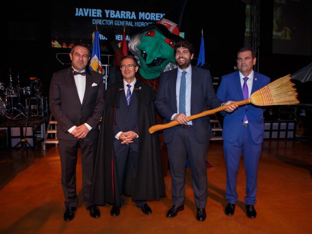 Desde anoche las Fiestas de Alcantarilla ya cuentan con Brujo del Año, Javier Ybarra, director general de Hidrogea, tras su nombramiento - 2, Foto 2