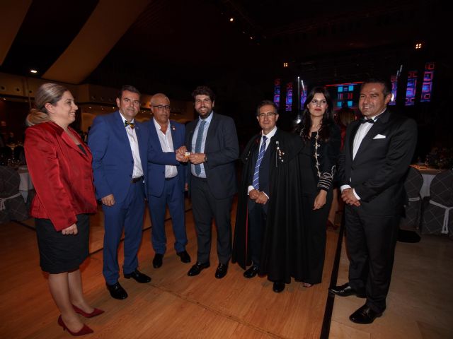 Desde anoche las Fiestas de Alcantarilla ya cuentan con Brujo del Año, Javier Ybarra, director general de Hidrogea, tras su nombramiento - 4, Foto 4