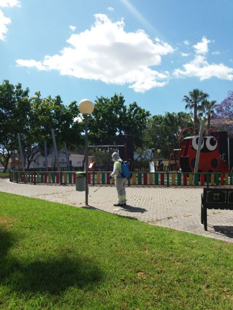 Las labores de limpieza y desinfección de los soportes de farolas continúan esta semana en diecisiete pedanías - 3, Foto 3