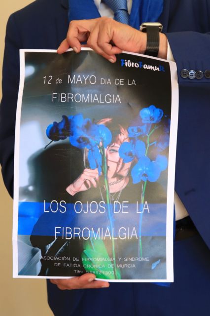Murcia se ti&ntilde;e esta noche de azul y violeta para conmemorar el Día Internacional de la Fibromialgia y del Síndrome de Fatiga Crónica - 3, Foto 3