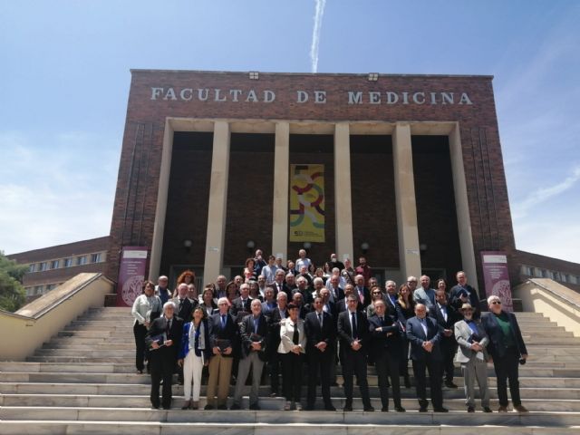 La facultad de Medicina de la UMU revisa la historia de sus 50 años en un libro conmemorativo - 1, Foto 1