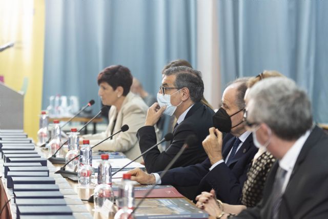 La facultad de Medicina de la UMU revisa la historia de sus 50 años en un libro conmemorativo - 2, Foto 2