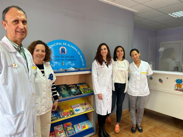 El centro de salud de Alhama y la biblioteca municipal se unen para acercar la lectura a los nios, Foto 1