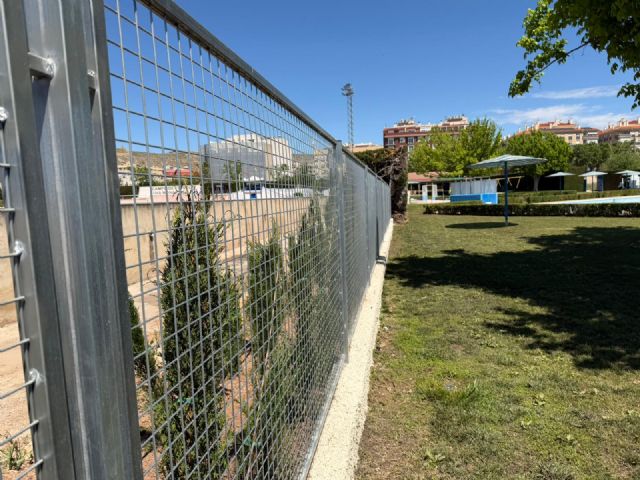 Finalizan las obras de reconstrucción del cerramiento perimetral de las piscinas municipales de verano - 3, Foto 3