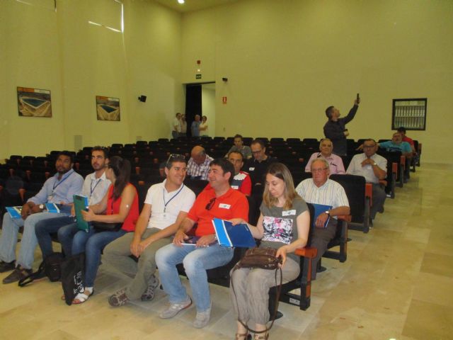 Los agricultores y las empresas vinculadas a las energías renovables del municipio visitan una instalación de riego fotovoltaica - 2, Foto 2