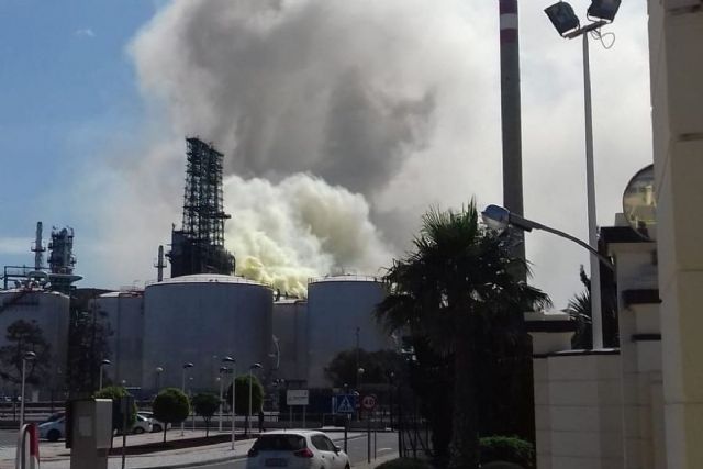 Escape de vapor de agua en la unidad de coque de Escombreras - 1, Foto 1
