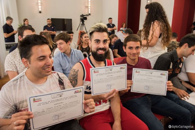 Cuarenta y cinco jóvenes reciben los diplomas de tres Certificados de Profesionalidad realizados a través del programa COLOC - 1, Foto 1