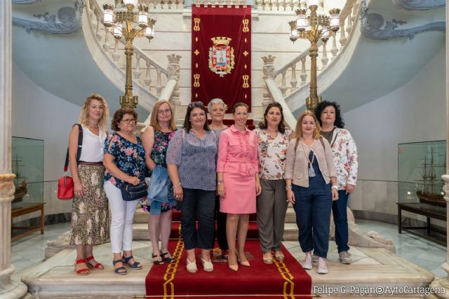 Mujeres de la Asociación Crear-T de Santa Ana visitan el Palacio Consistorial - 1, Foto 1