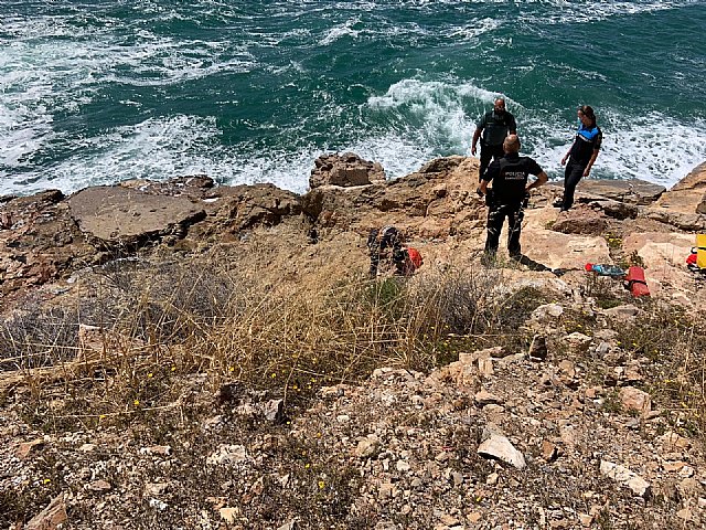 Rescatan a un menor que no podía salir del agua en una zona de rocas de Cartagena - 1, Foto 1