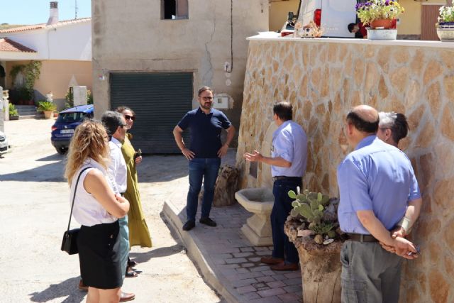El alcalde de Lorca visita los trabajos realizados en la Calle Fuente Alta de Coy, su muro de contención y la fuente creada gracias a una inversión municipal de 37.000 euros - 1, Foto 1
